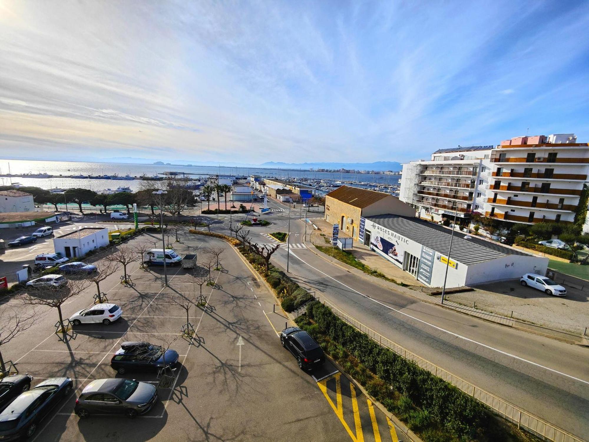 2166 Rocmar 1 4-C, Excelente Situacion Frente Al Puerto Pesquero Y Con Vista A La Bahia. Gran Terraza. Gran Parking Publico Delante. - Es-258-30 Lägenhet Rosas Exteriör bild